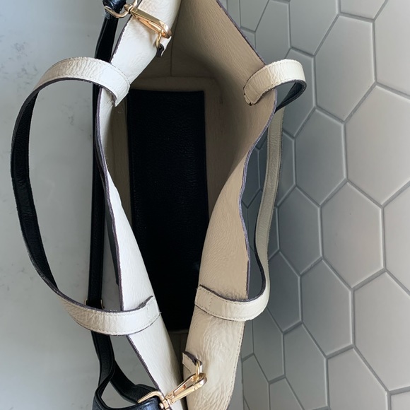 Oversized crossbody bag. - Picture 3 of 3